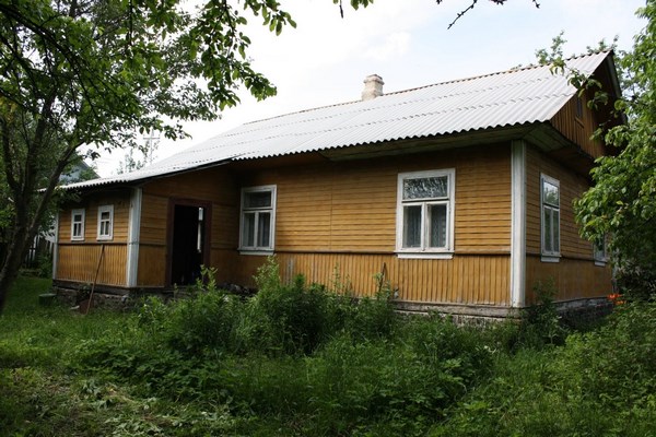 На фото – деревянный дом с крышей из шифера