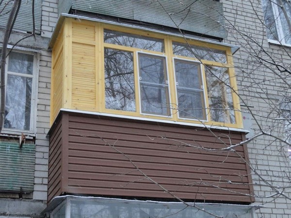На фото – деревянный балкон