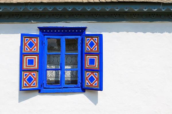Окнам в частном доме требуется герметизация