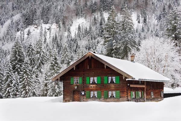 На фото – дом в снегу