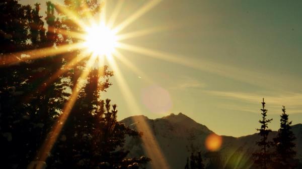 На фото – яркое солнце в горах