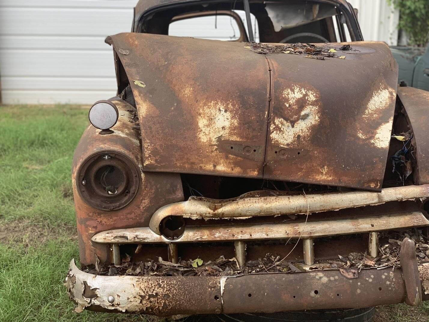 На фото – старый ржавый автомобиль