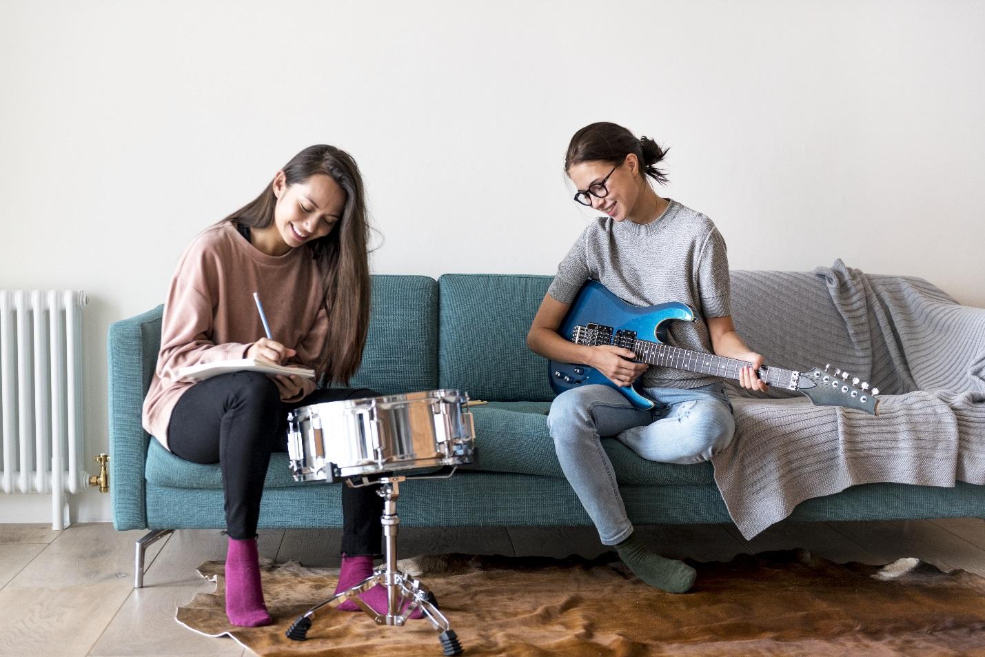 На фото – две девушки с музыкальными инструментами