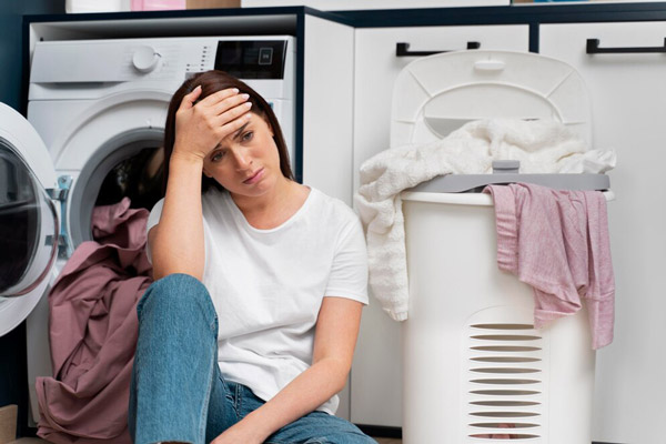 Женщина возле стиральной машинки